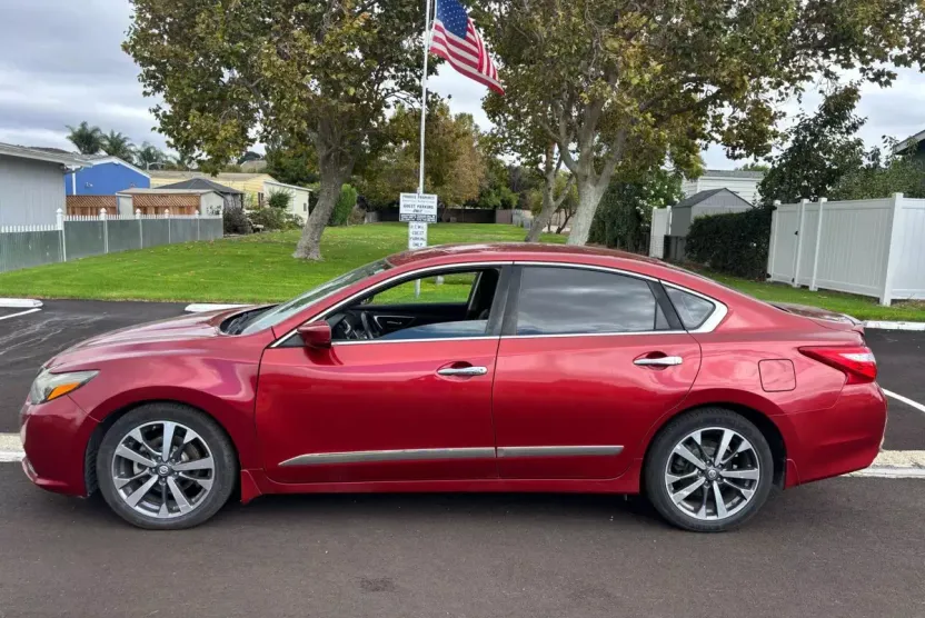 2016 Nissan Altima 2.5 SR photo 1