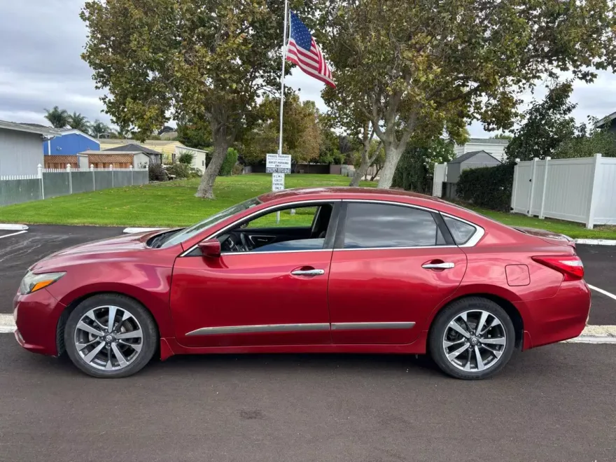 2016 Nissan Altima 2.5 SR photo 1