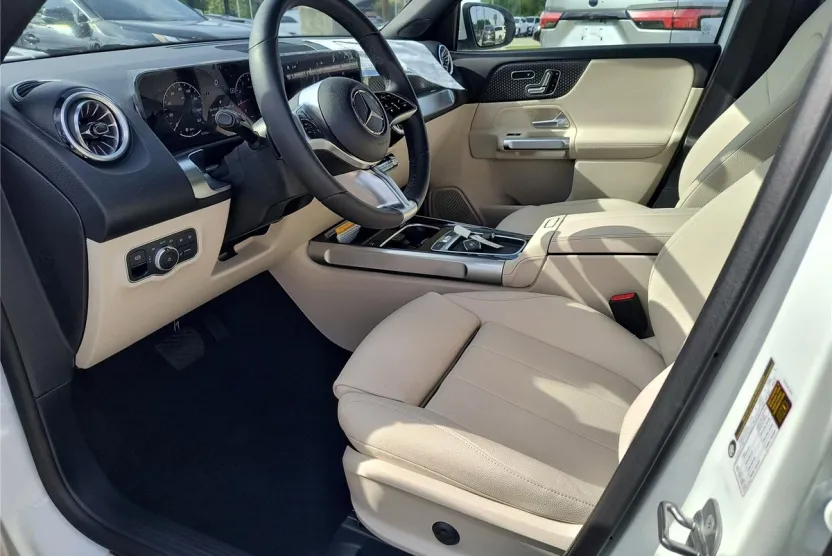 2025 Mercedes Benz GLB 250 photo 1
