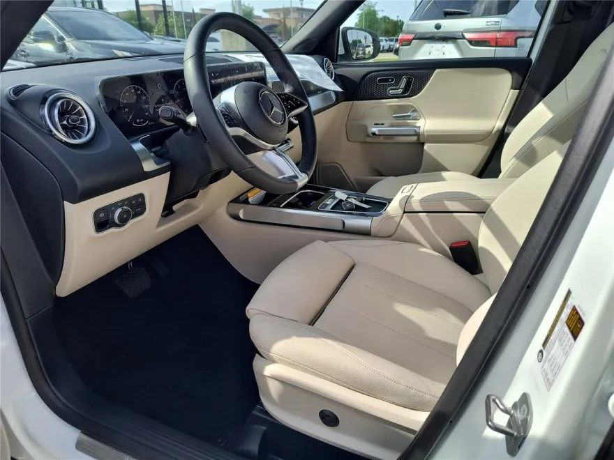 2025 Mercedes Benz GLB 250 photo 1