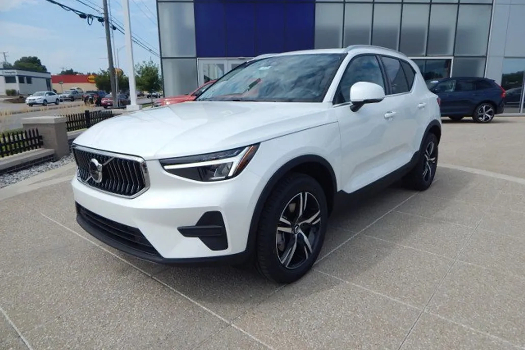 2025 Volvo XC40 Core photo 1