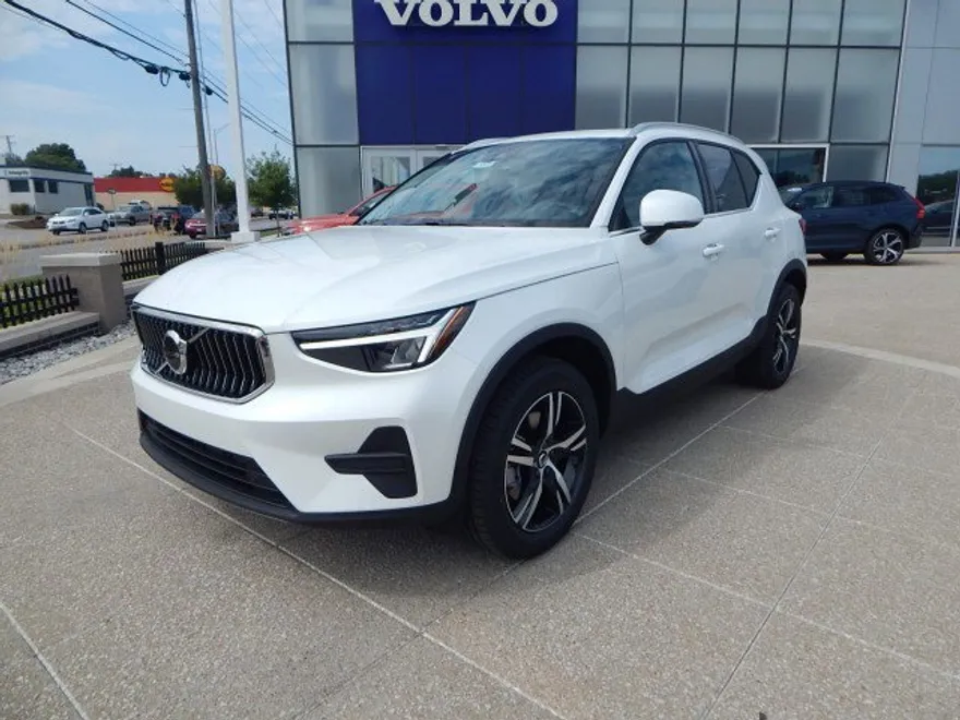 2025 Volvo XC40 Core photo 1