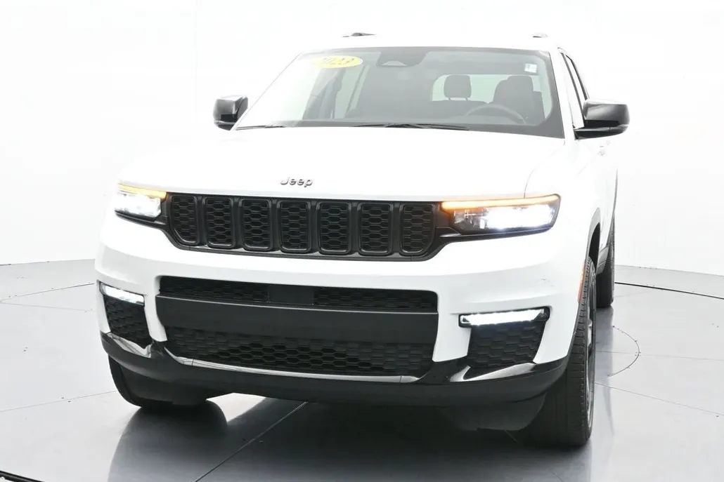2023 Jeep Grand Cherokee Limited photo 1