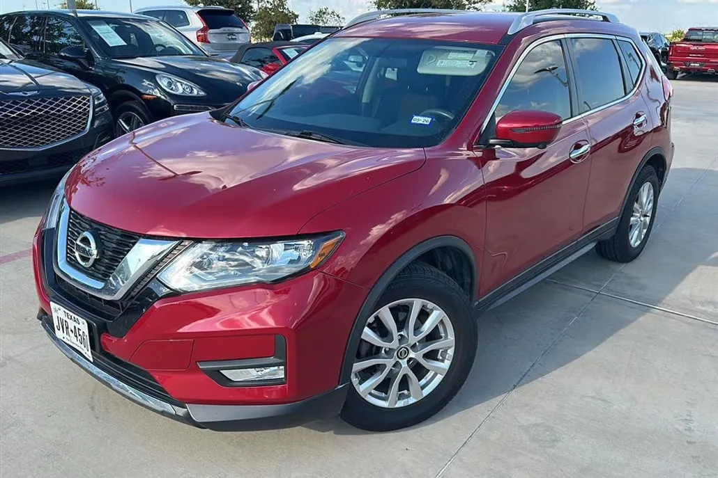 2017 Nissan Rogue SV photo 1