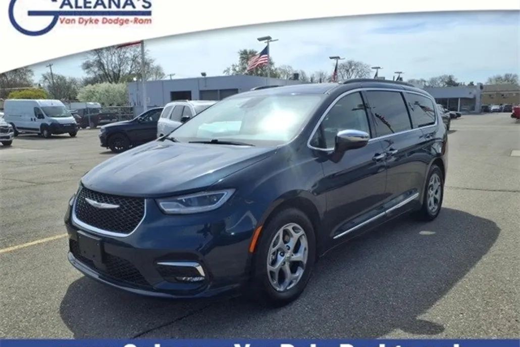 2023 Chrysler Pacifica Limited photo 1