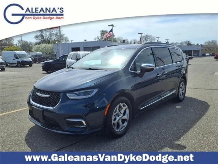 2023 Chrysler Pacifica Limited photo 1