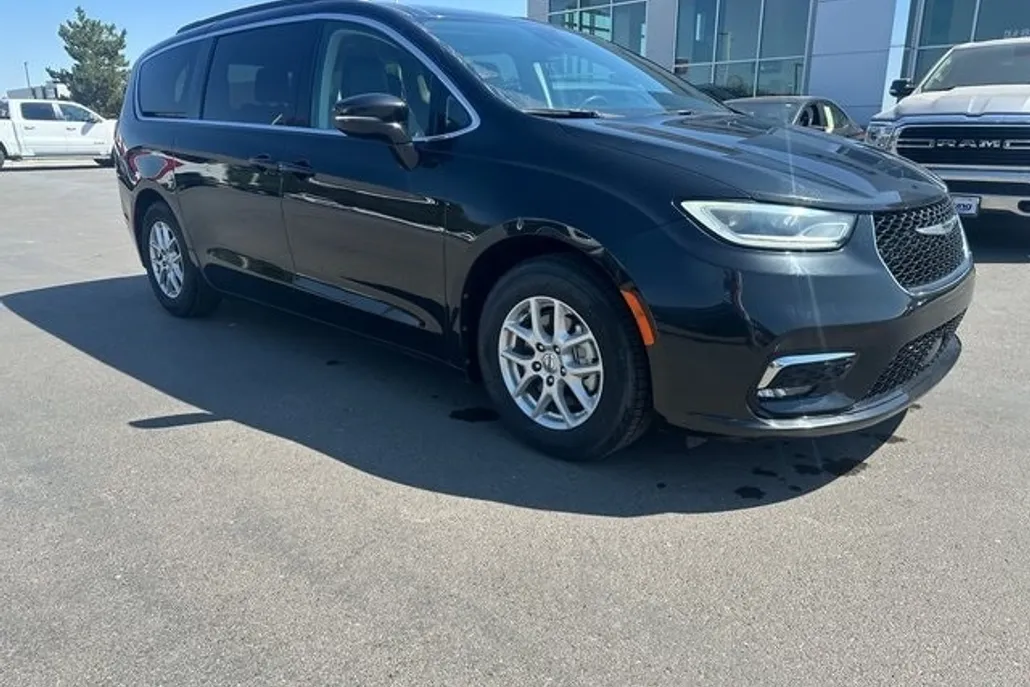 2022 Chrysler Pacifica Touring L photo 1