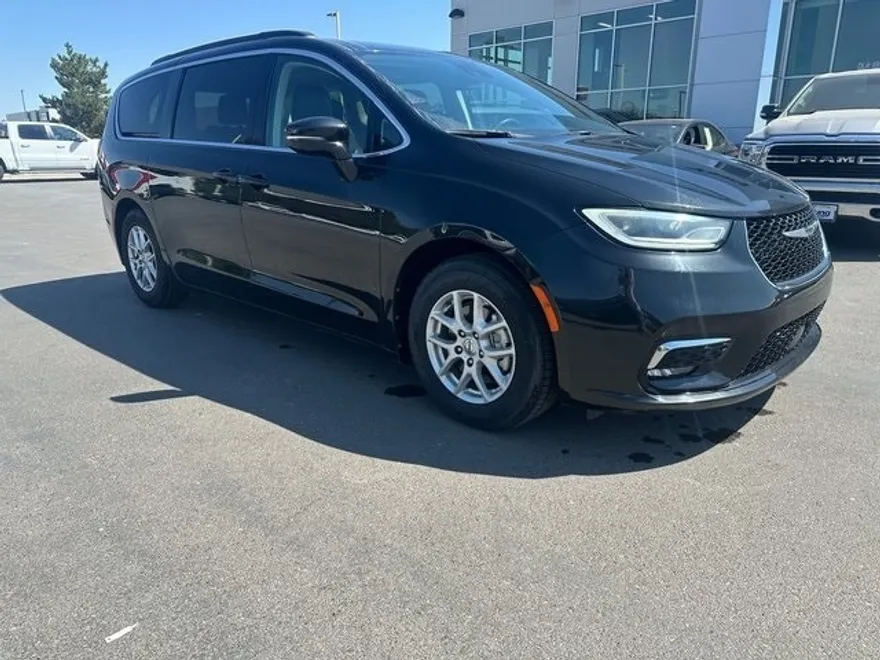 2022 Chrysler Pacifica Touring L photo 1