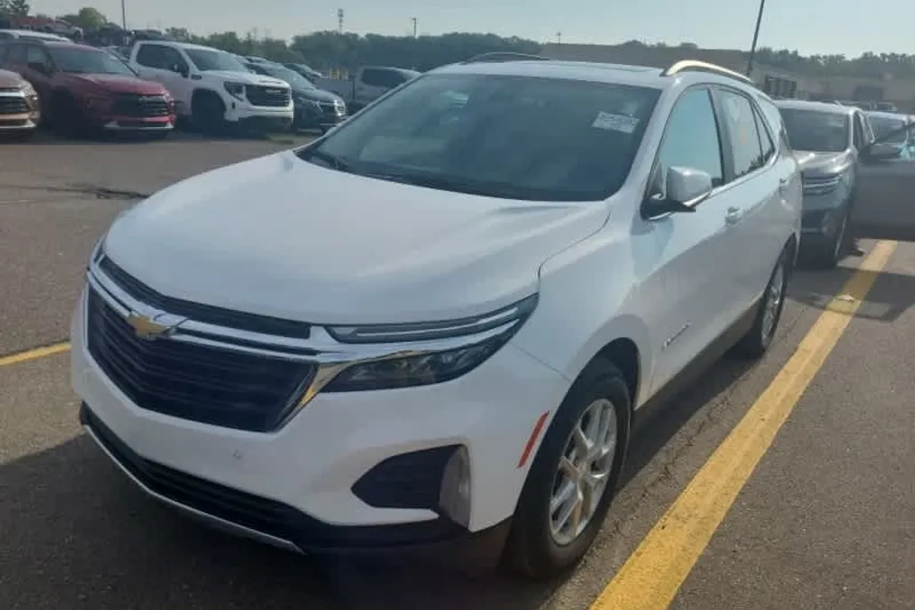 2023 Chevrolet Equinox LT photo 1