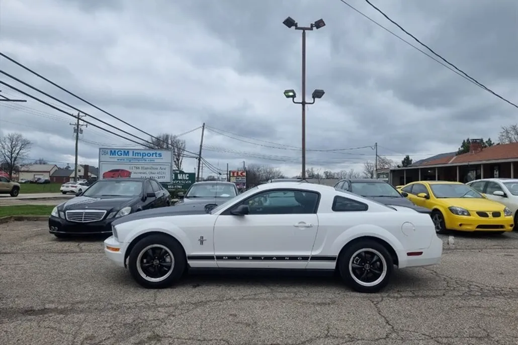 2007 Ford Mustang V6 Deluxe photo 1