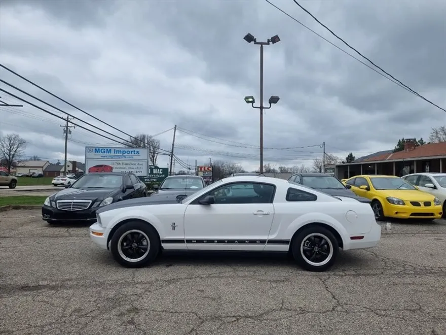 2007 Ford Mustang V6 Deluxe photo 1