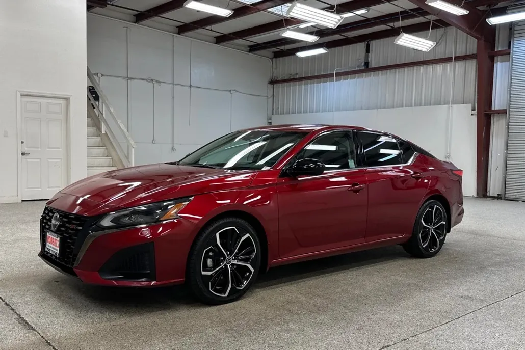 2023 Nissan Altima 2.5 SR photo 1