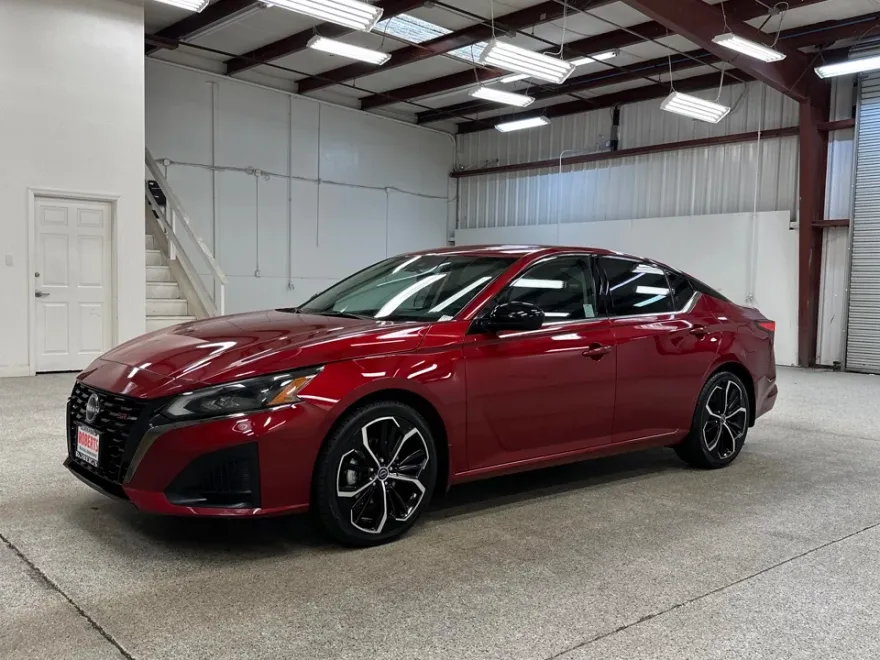 2023 Nissan Altima 2.5 SR photo 1