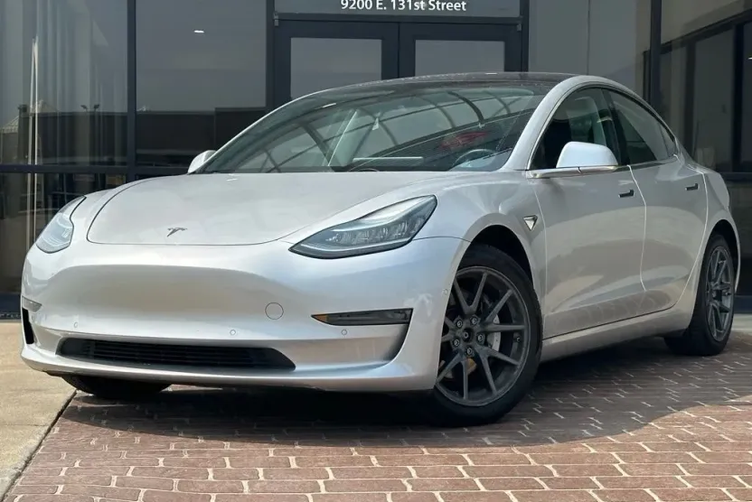 2018 Tesla Model 3 Long Range photo 1