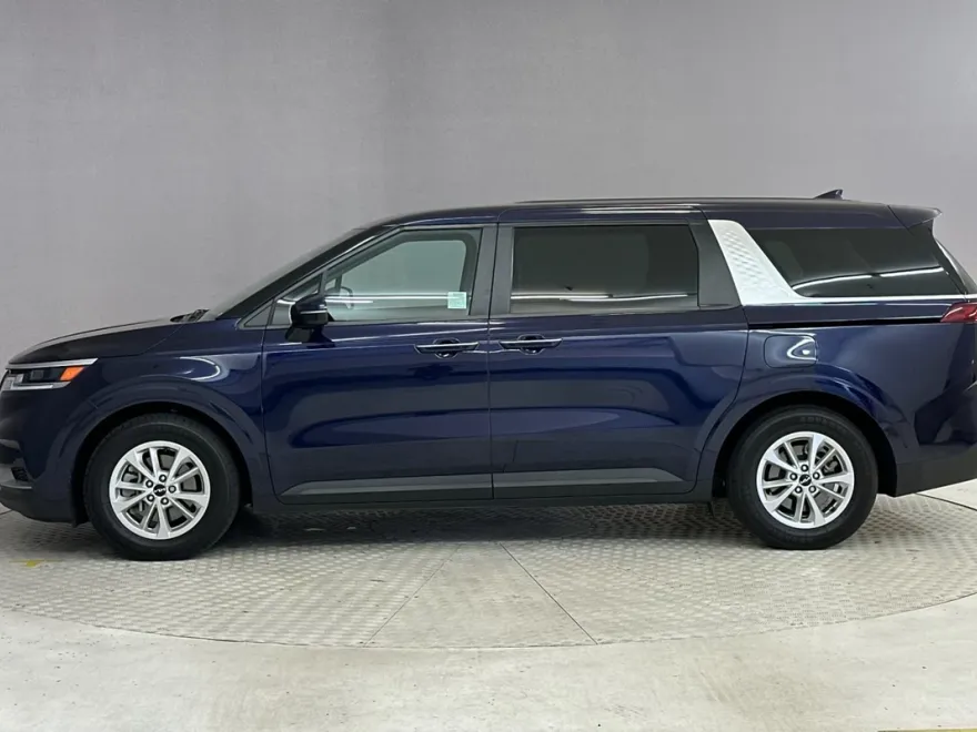 2024 Kia Carnival LX photo 1