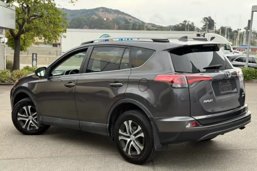 2017 Toyota RAV4 LE photo 1