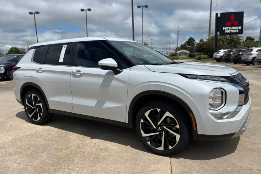 2024 Mitsubishi Outlander SE photo 1