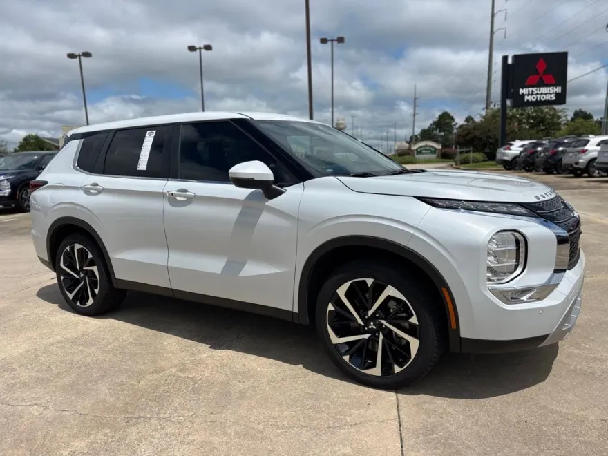 2024 Mitsubishi Outlander SE photo 1