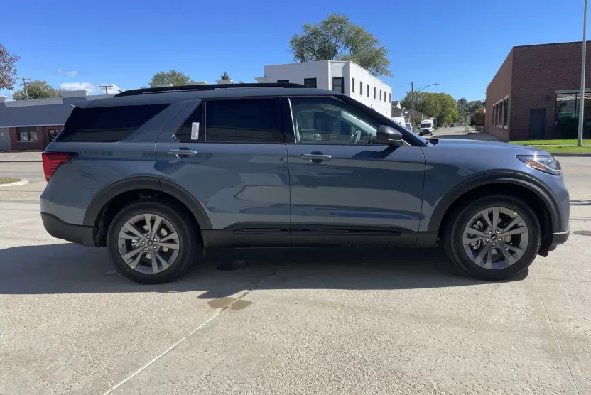 2026 Ford Explorer photo 1