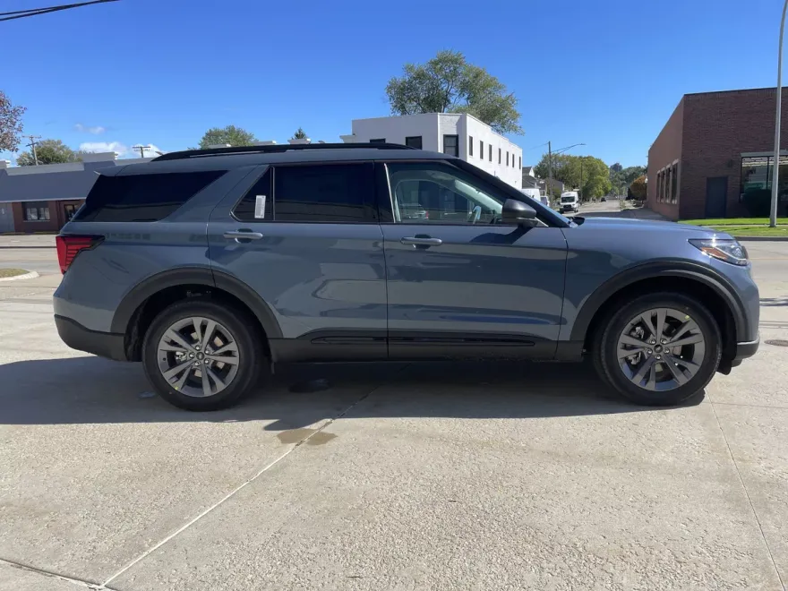2026 Ford Explorer photo 1