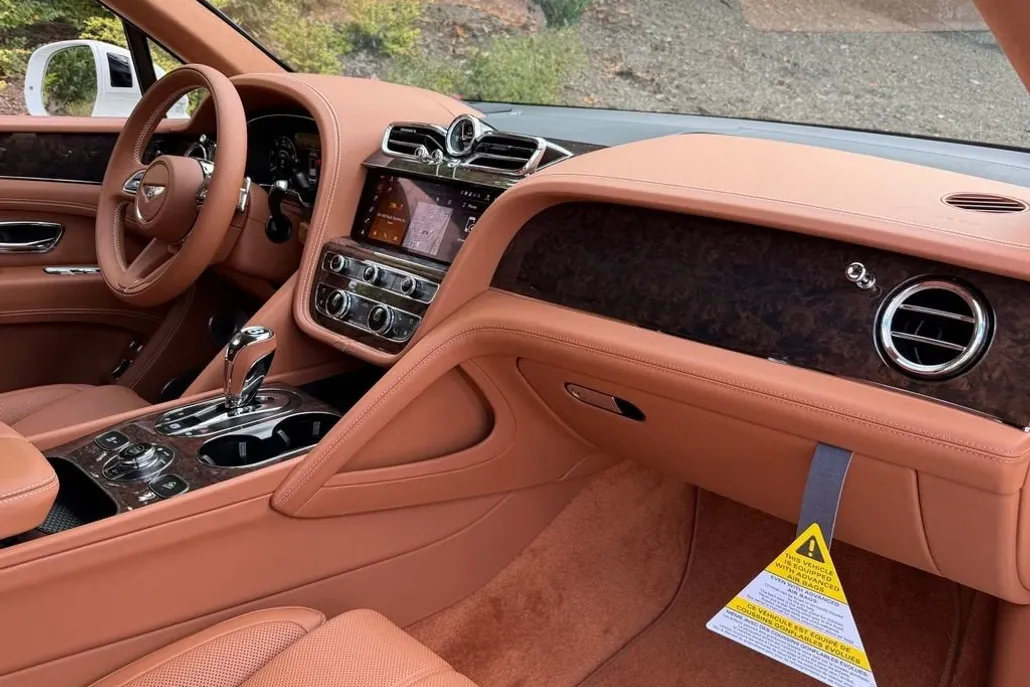 2025 Bentley Bentayga V8 photo 1