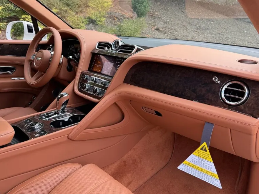 2025 Bentley Bentayga V8 photo 1