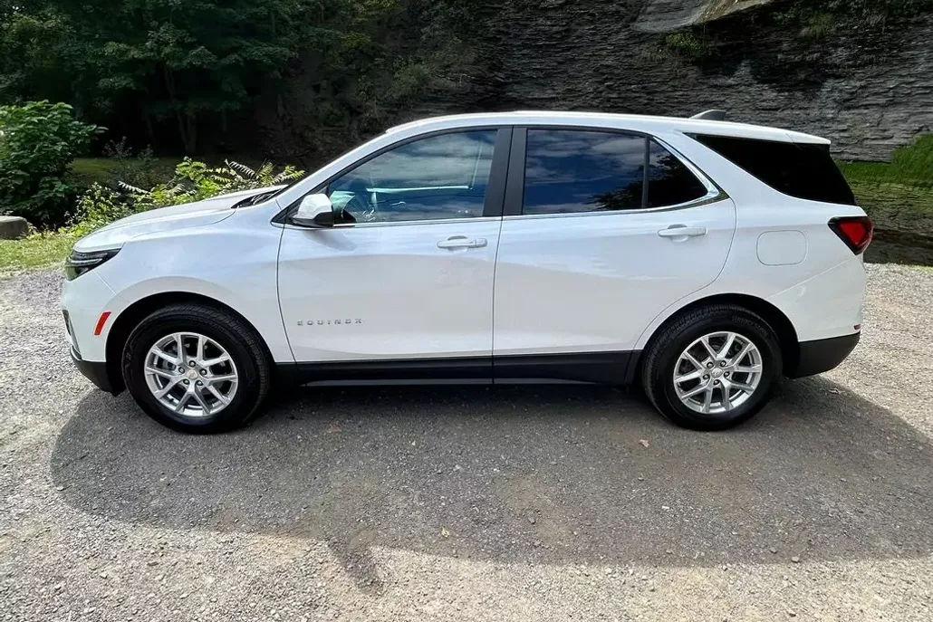 2022 Chevrolet Equinox LT photo 1