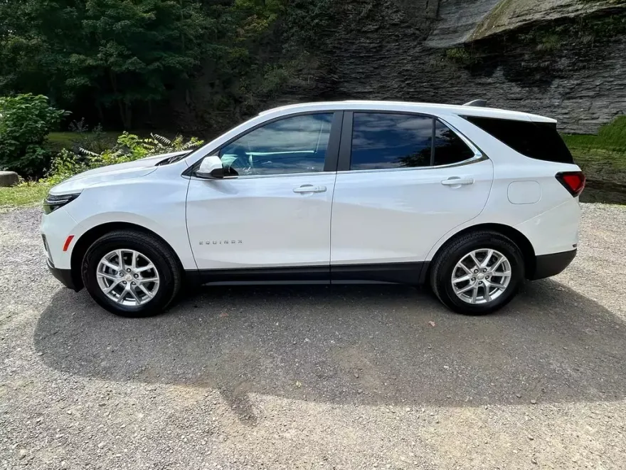 2022 Chevrolet Equinox LT photo 1