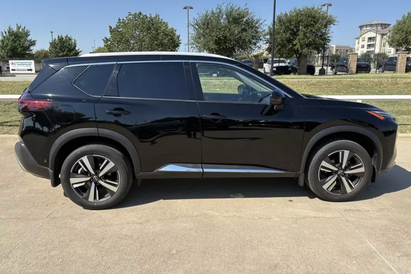 2022 Nissan Rogue Platinum photo 1