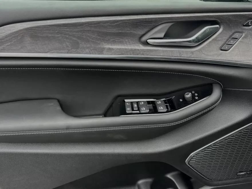 2024 Jeep Grand Cherokee Overland photo 10