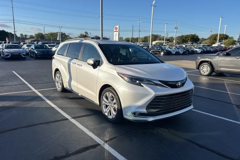 2024 Toyota Sienna Platinum photo 1