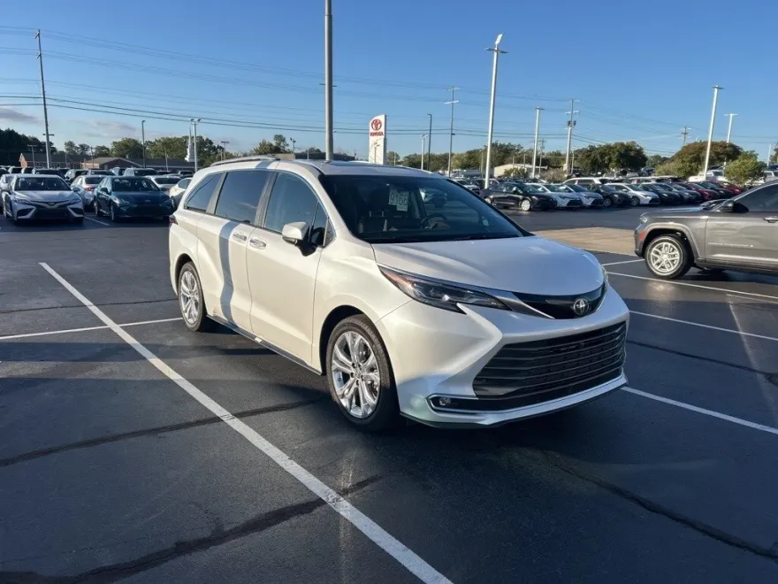 2024 Toyota Sienna Platinum photo 1