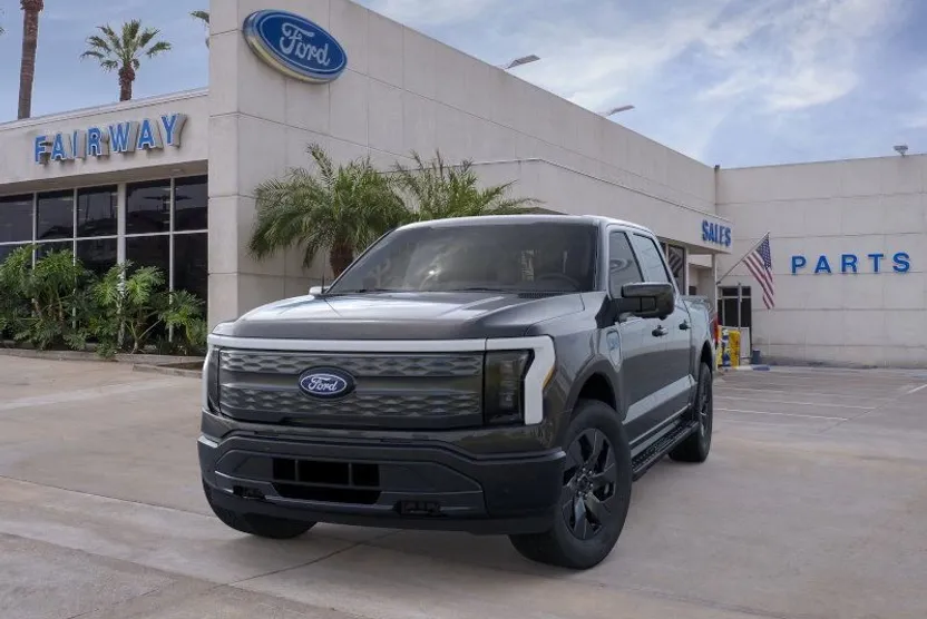 2025 Ford F-150 Lightning Lariat photo 1