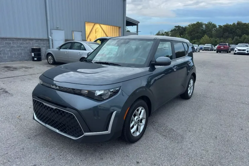 2023 Kia Soul LX photo 1