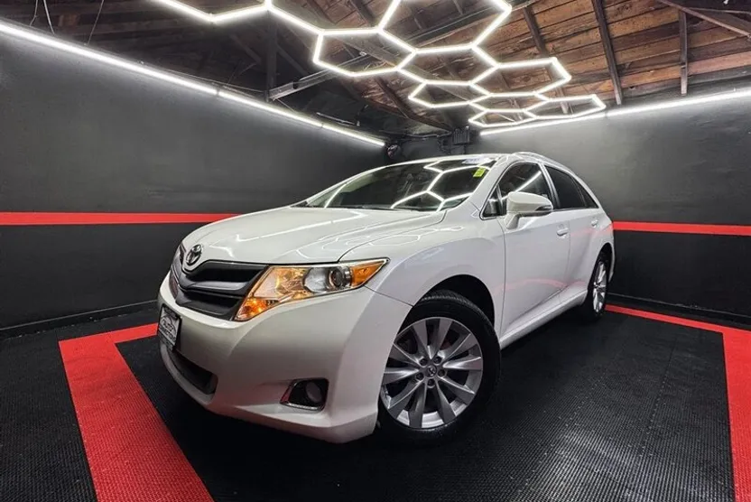 2015 Toyota Venza LE photo 1