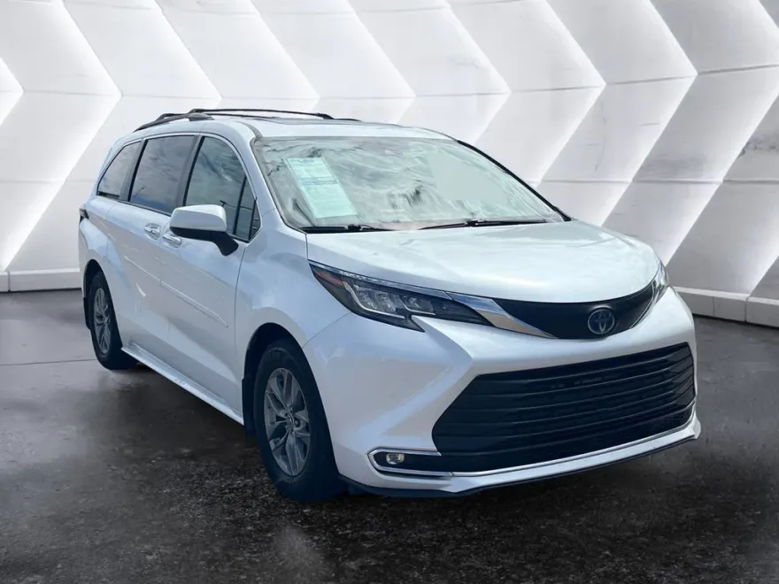 2022 Toyota Sienna XLE photo 1