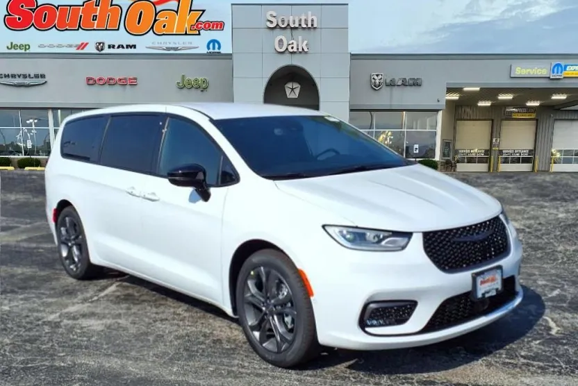 2026 Chrysler Pacifica photo 1