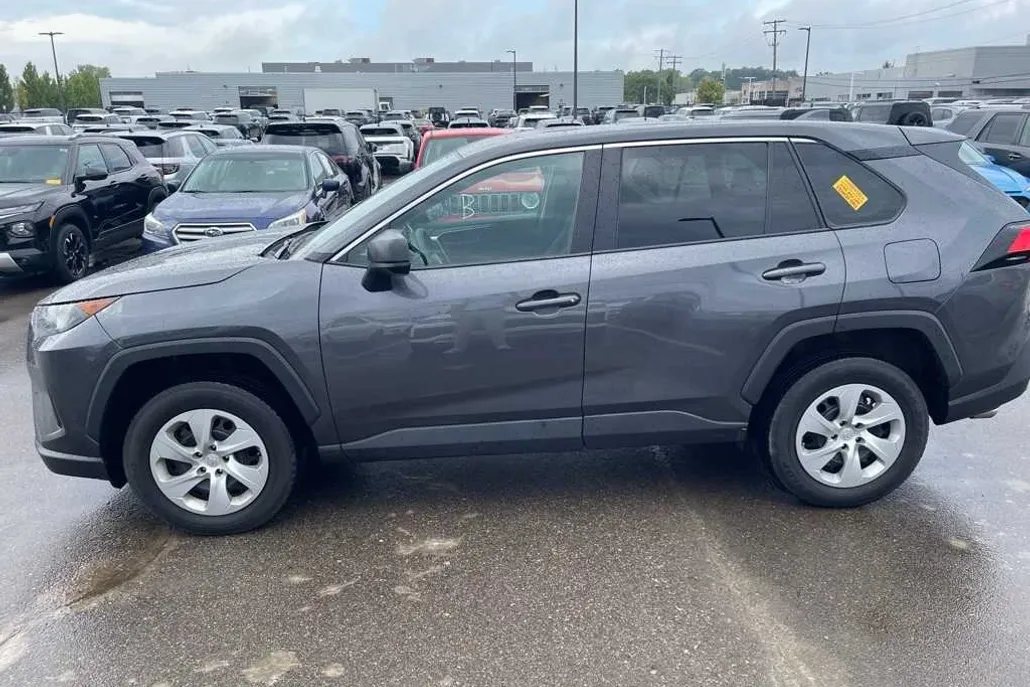 2022 Toyota RAV4 LE photo 1