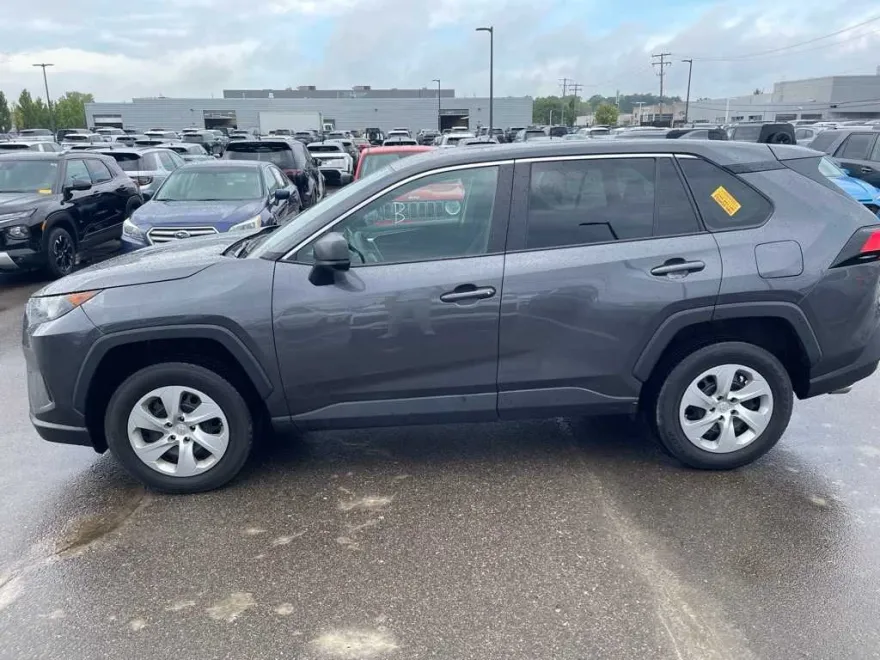 2022 Toyota RAV4 LE photo 1