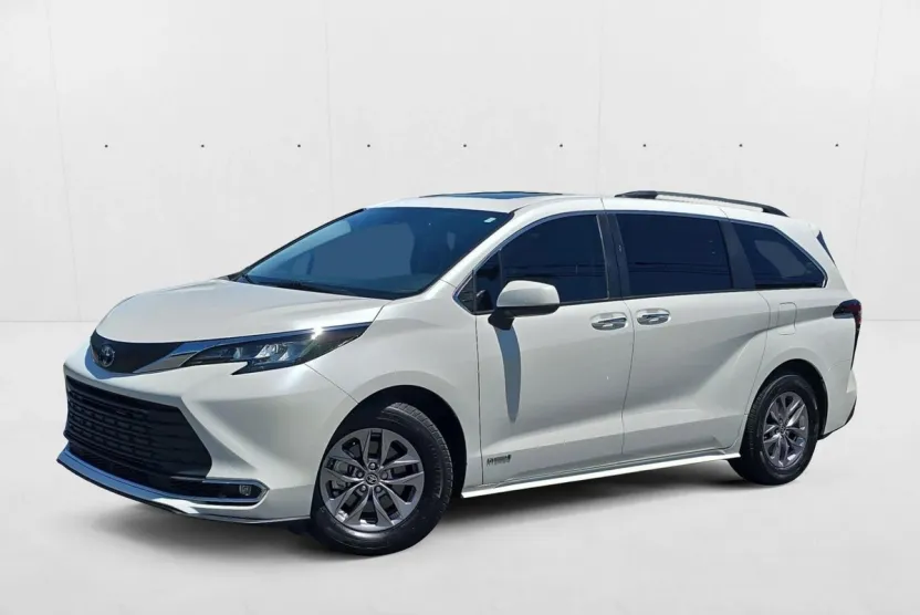 2021 Toyota Sienna XLE photo 1