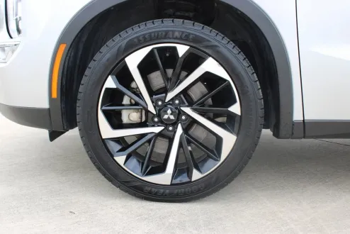 2024 Mitsubishi Outlander SE photo 2
