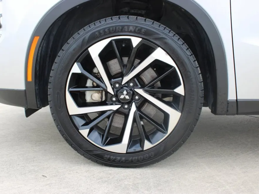 2024 Mitsubishi Outlander SE photo 2