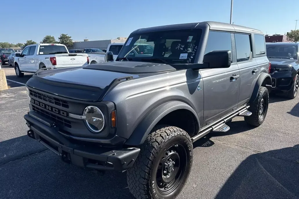 2022 Ford Bronco Black Diamond photo 1
