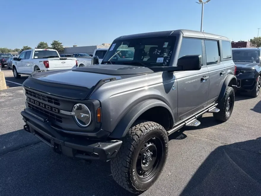 2022 Ford Bronco Black Diamond photo 1