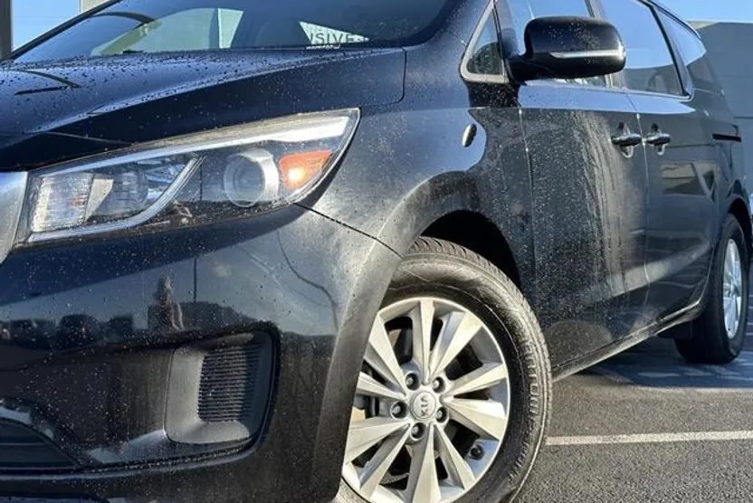 2017 Kia Sedona L photo 1