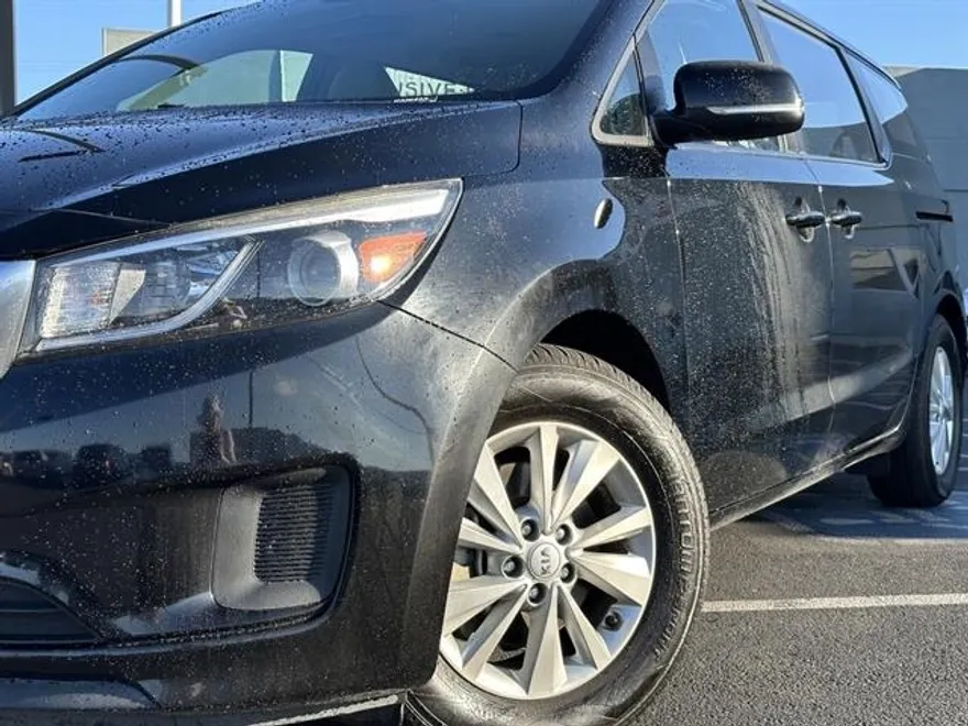 2017 Kia Sedona L photo 1