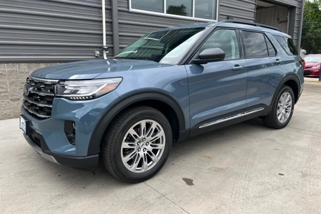 2025 Ford Explorer photo 1
