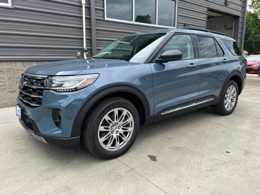 2025 Ford Explorer photo 1
