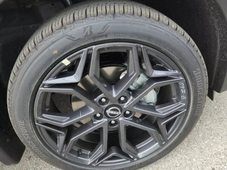 2025 Nissan Kicks SR photo 1