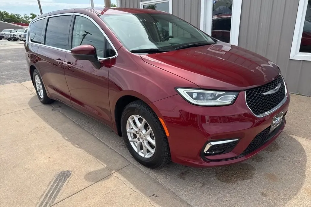 2023 Chrysler Pacifica Touring L photo 1